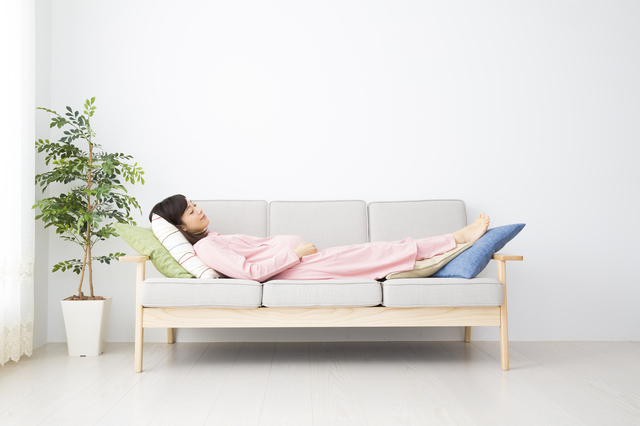 横になる妊婦,妊娠初期,出血,少量