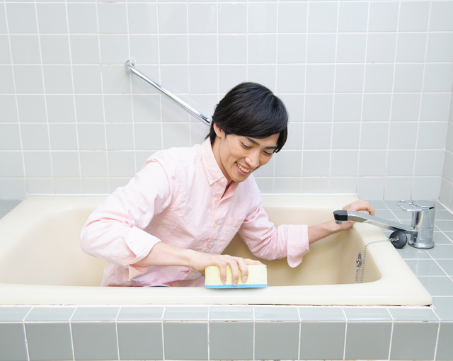 風呂掃除する男性,27週,胎児,