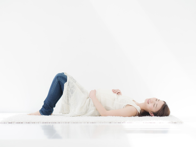 横になる妊婦,妊娠,尿漏れ,