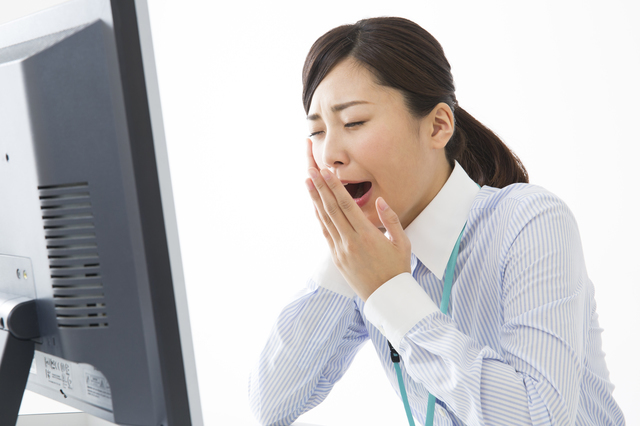 眠気を感じるビジネスウーマン,妊娠初期,仕事,
