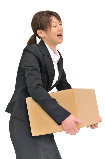 重たいものをもつ女性,妊娠初期,仕事,