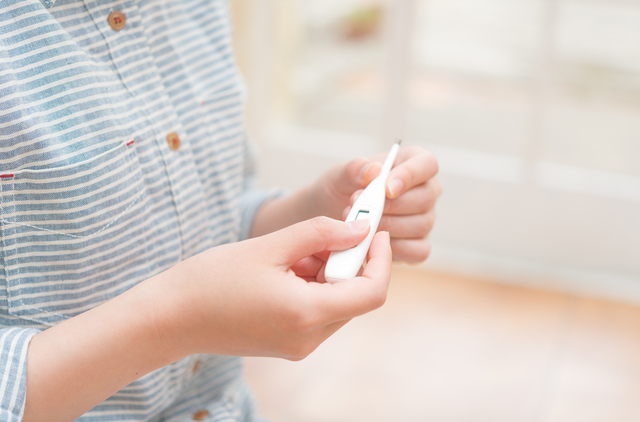 体温計を見る女性,妊娠,高温期,