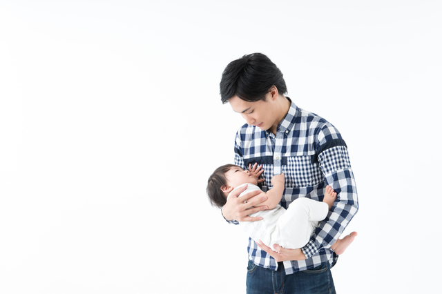 赤ちゃんをあやすパパ,パパ,育児,