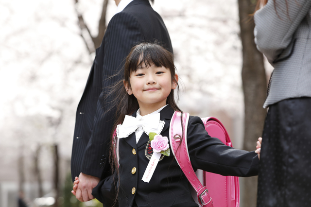 入学式にむかう親子,小学校,入学式,