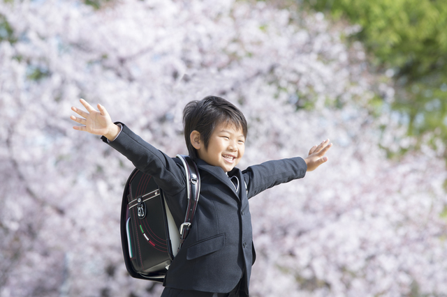 入学式でスーツを着る男の子,小学校,入学式,