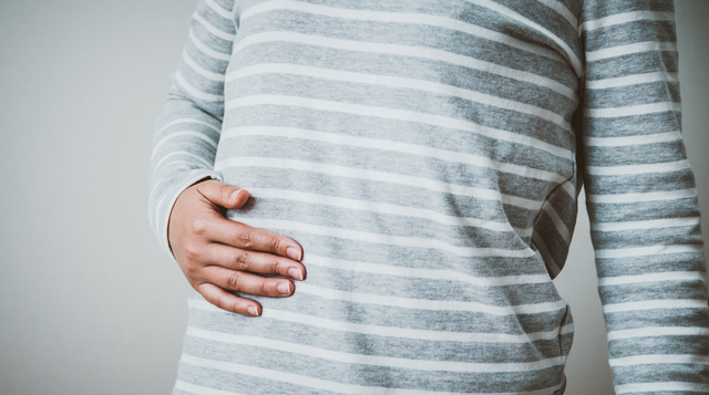 お腹をおさえる女性,妊娠初期,お風呂,