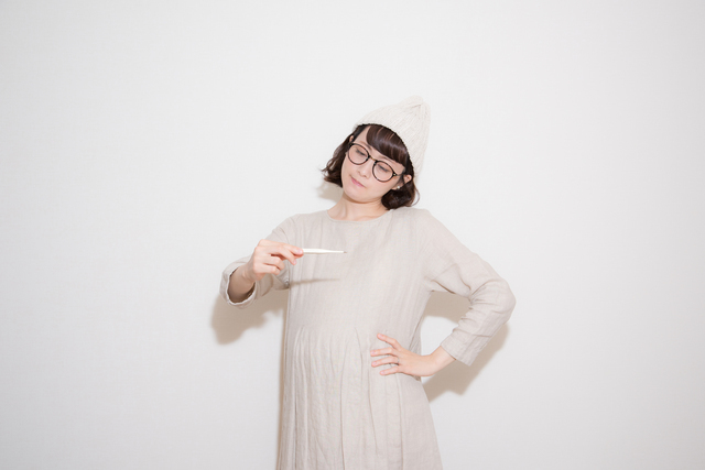 熱を測る妊婦さん,妊娠,発熱,