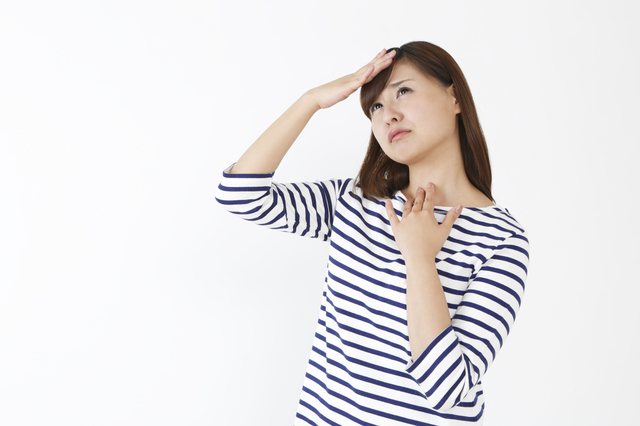 熱や喉を気にする女性,妊娠初期,喉の痛み,