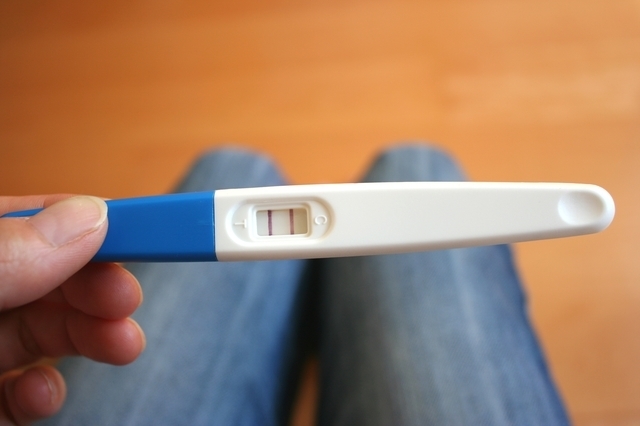 フライング検査をする女性イメージ,妊娠検査薬,フライング,いつから