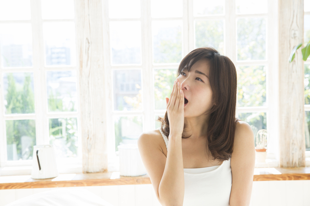 あくびをする女性,妊娠中,眠い,