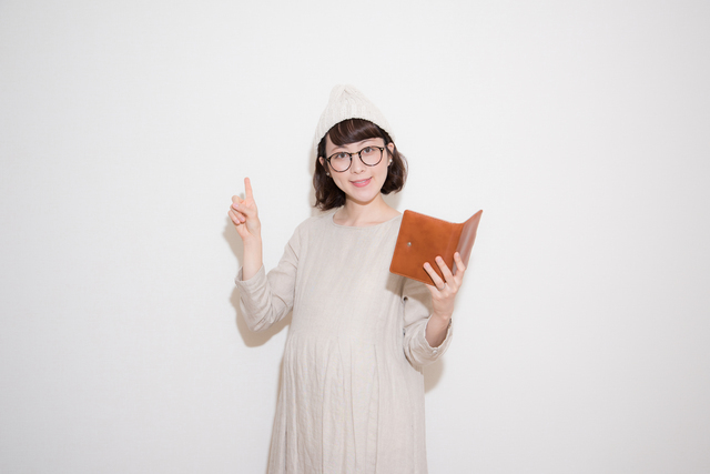 スケジュールを確認する妊婦さん,里帰り出産,病院,