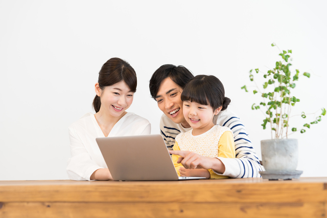 パソコン操作する家族,オリジナルお菓子,