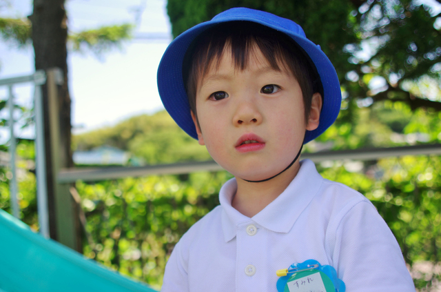 名札をつける幼稚園児,名札,幼稚園,