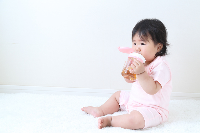 麦茶を飲む赤ちゃん,赤ちゃん,麦茶,