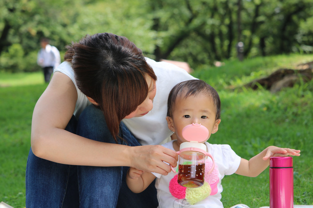 麦茶を飲む赤ちゃん,赤ちゃん,麦茶,