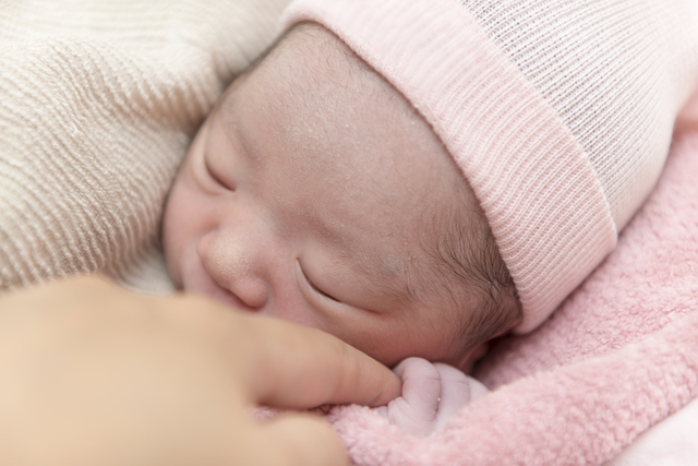 赤ちゃん用帽子をかぶる新生児,新生児,帽子,