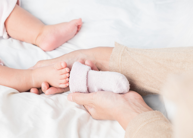 赤ちゃんに靴下を履かせる様子,赤ちゃん,靴下,サイズ