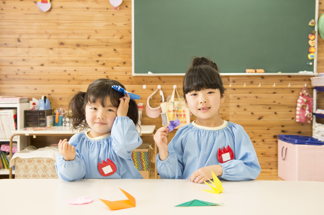 折り紙をする園児,メダル,手作り,
