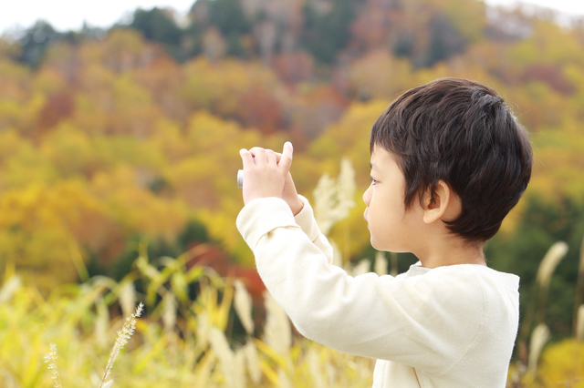写真を撮る子ども,おもちゃ,カメラ,