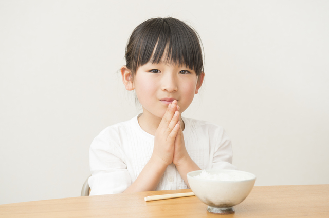 ご飯を食べる女の子,小学校,入学準備,