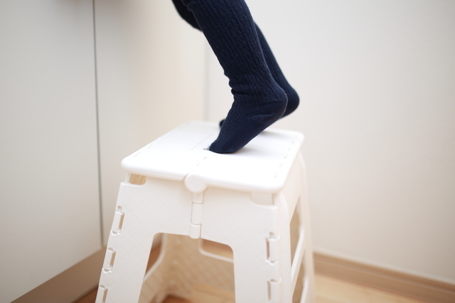 踏み台で背伸びする子ども,子ども,踏み台,