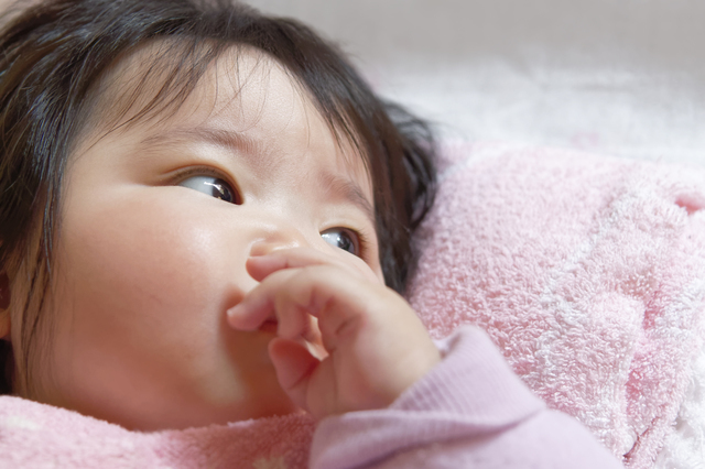 おしゃぶりする赤ちゃん,赤ちゃん,ストロー,