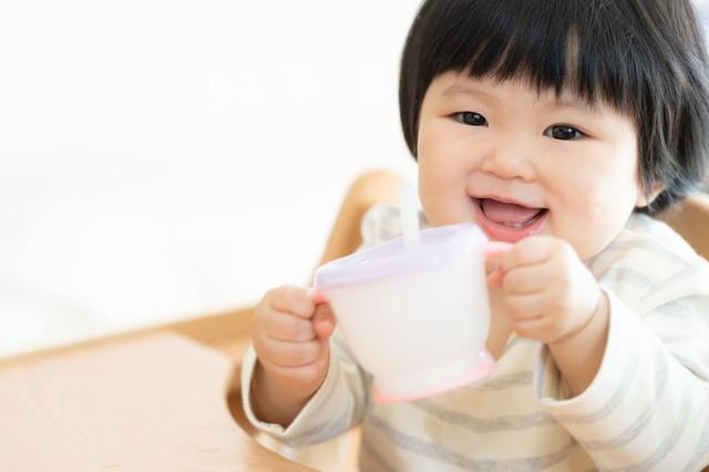 ストローマグを持つ赤ちゃん,赤ちゃん,ストロー,