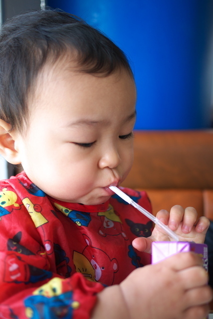 ストローで飲み物を飲む赤ちゃん,赤ちゃん,ストロー,