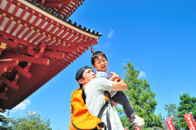 子どもを抱っこしているパパ,ママリュック,人気,おしゃれ