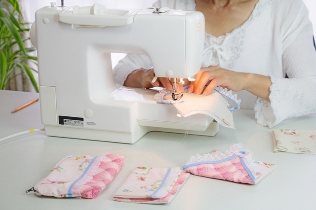 ミシンで手作りをするママ,ミシン,初心者,