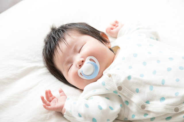 おしゃぶりをくわえて寝る赤ちゃん,赤ちゃん,おしゃぶり,