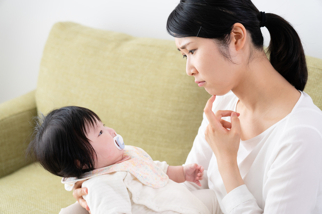 おしゃぶりをする赤ちゃんと悩むママ,赤ちゃん,おしゃぶり,