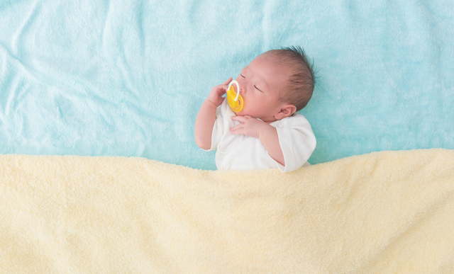 おしゃぶりをくわえた新生児,赤ちゃん,おしゃぶり,