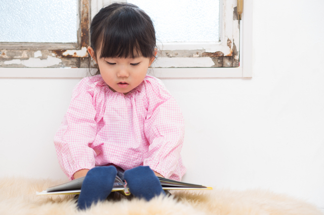 絵本を読む女の子,手作り絵本,