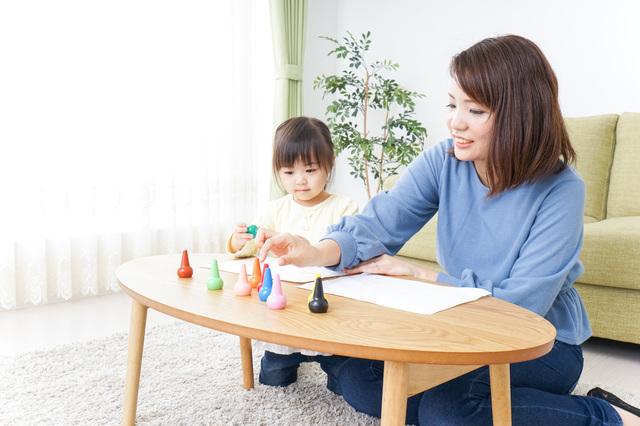 絵を描く親子,手作り絵本,