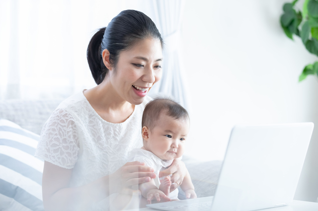 調べ物をするママ,授乳室,