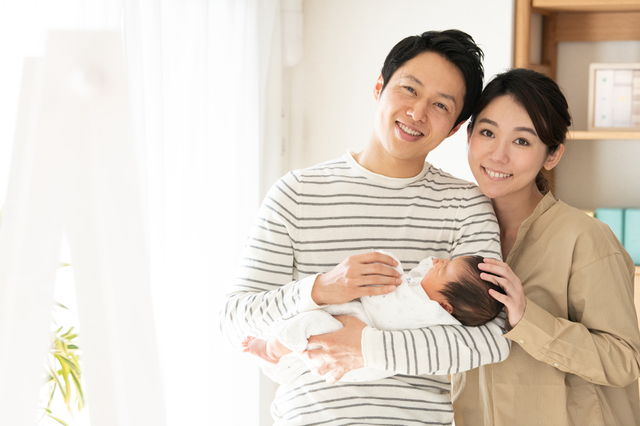 新生児とパパママ,出生届,