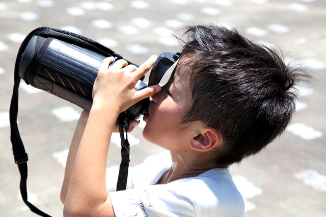 飲み物を水筒から飲む男の子,小学生,水筒,