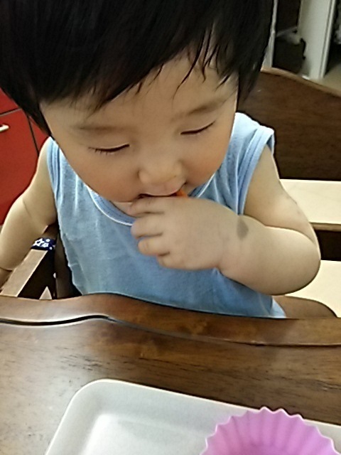 手づかみ食べをする子ども,離乳食,蒸しパン,