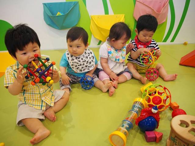 遊ぶ赤ちゃんたち,離乳食,蒸しパン,