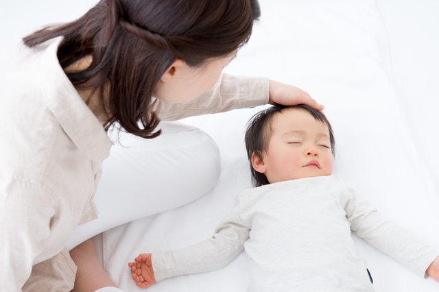 寝ている赤ちゃんと見守るママ,夜泣き,対策,