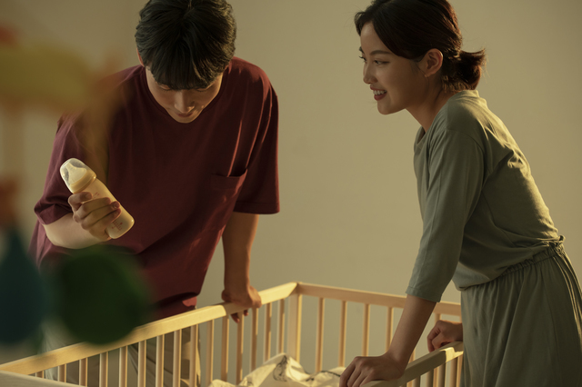 寝かしつけをするママとパパ,夜泣き,対策,