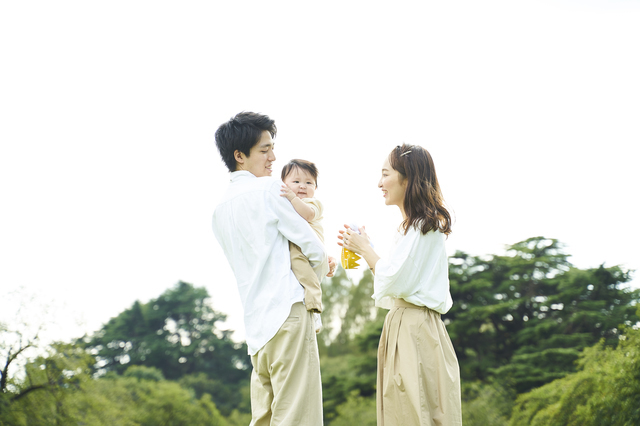 散歩する親子,夜泣き,対策,