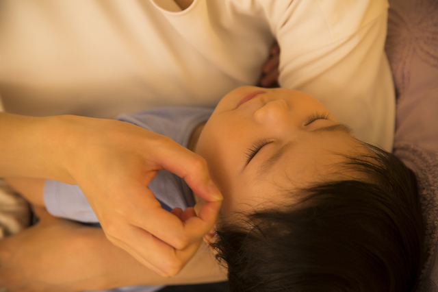 抱っこされる赤ちゃん,夜泣き,対策,