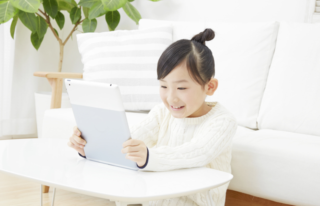 タブレットで記録する女の子,幼児,自由研究,