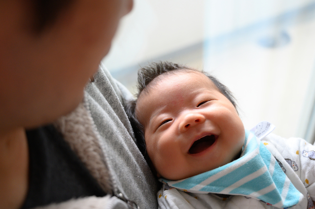 笑顔の赤ちゃん,新生児,ミルク,量