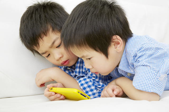 テレビやスマホ・タブレットとの付き合い方、心配なことは?,スマホ,テレビ,子ども