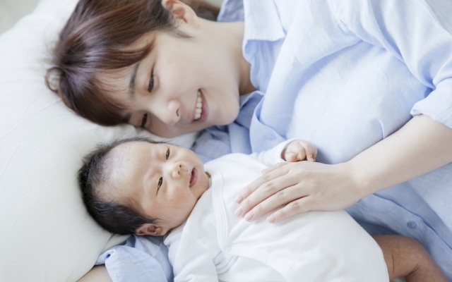 赤ちゃんの添い寝をするママ,ベビー布団,