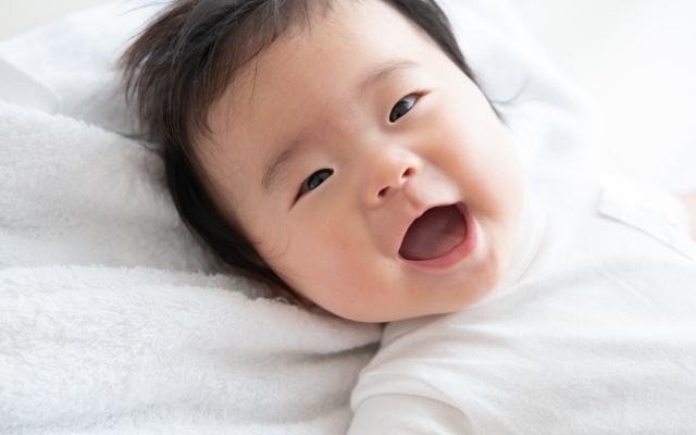 笑顔の赤ちゃん,ベビー布団,