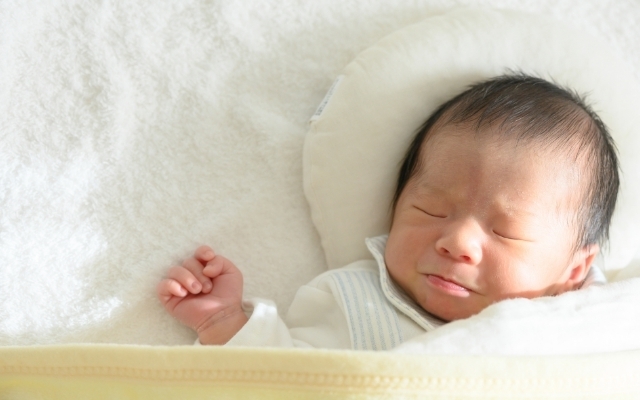 柔らかそうな素材の布団で眠る赤ちゃん,ベビー布団,